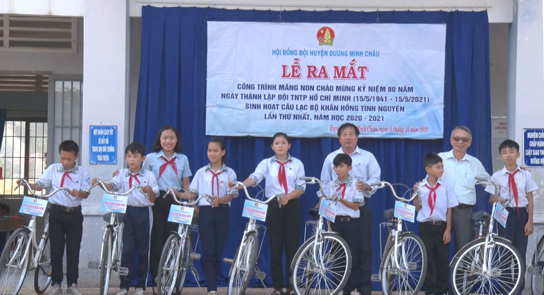 Hội đồng đội huyện Dương Minh Châu thực hiện công trình măng non tặng 20 xe đạp cho học sinh